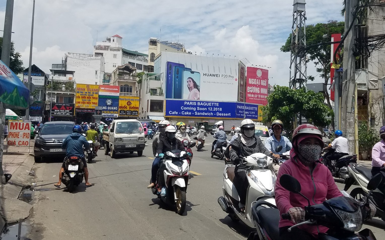 Quảng cáo Huawei trên cửa hàng Viễn Thông A