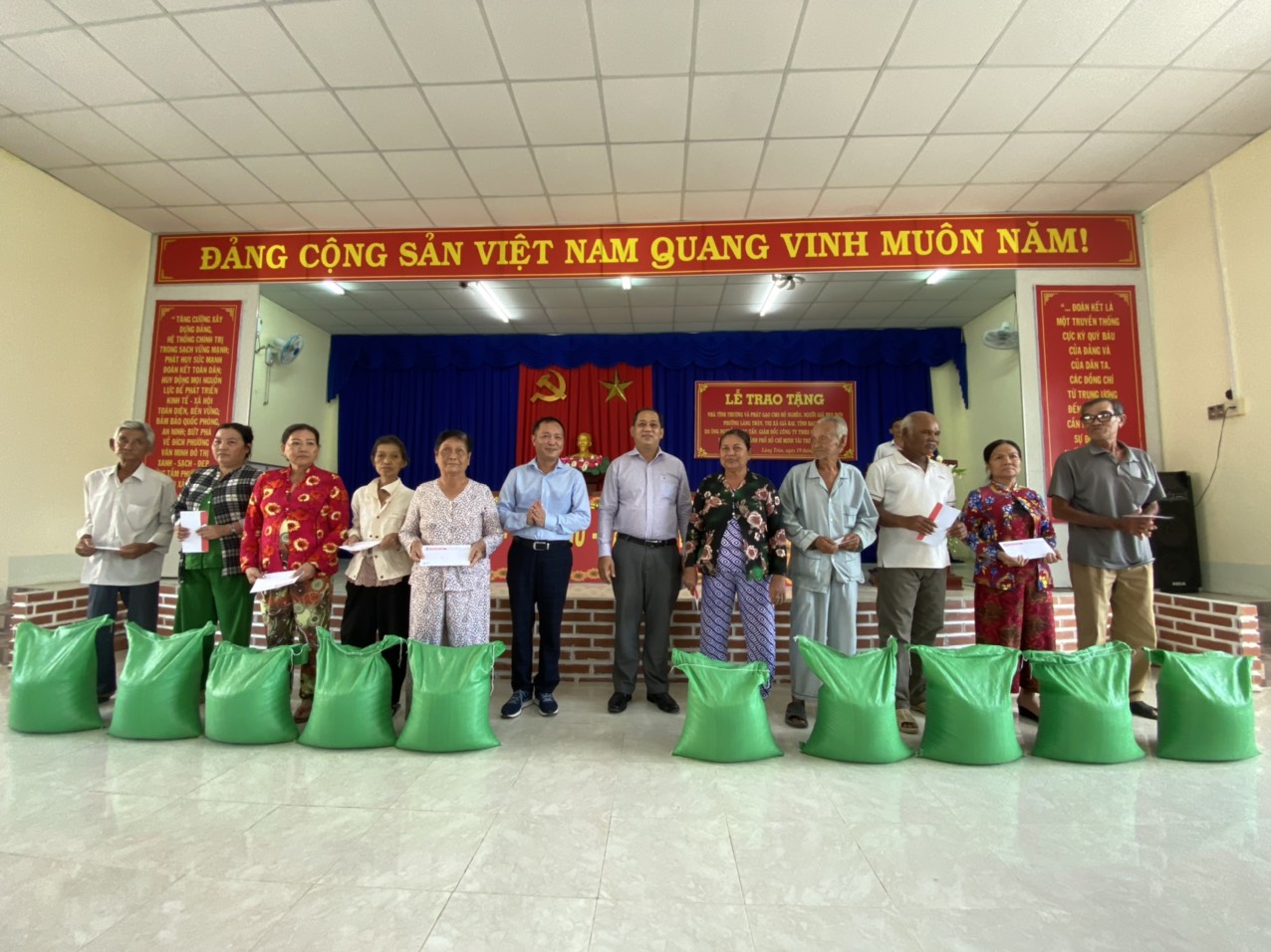 hình chụp lưu niệm