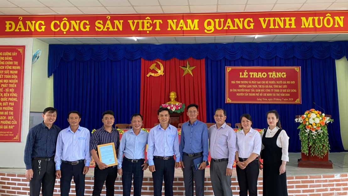 Hình chụp lưu niệm ban tổ chức buổi lễ trao tặng quà