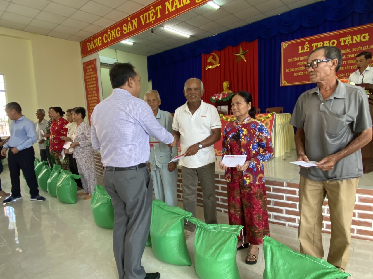 hình trao tặng quà cho bà con phường Láng Tròn, Bạc Liêu