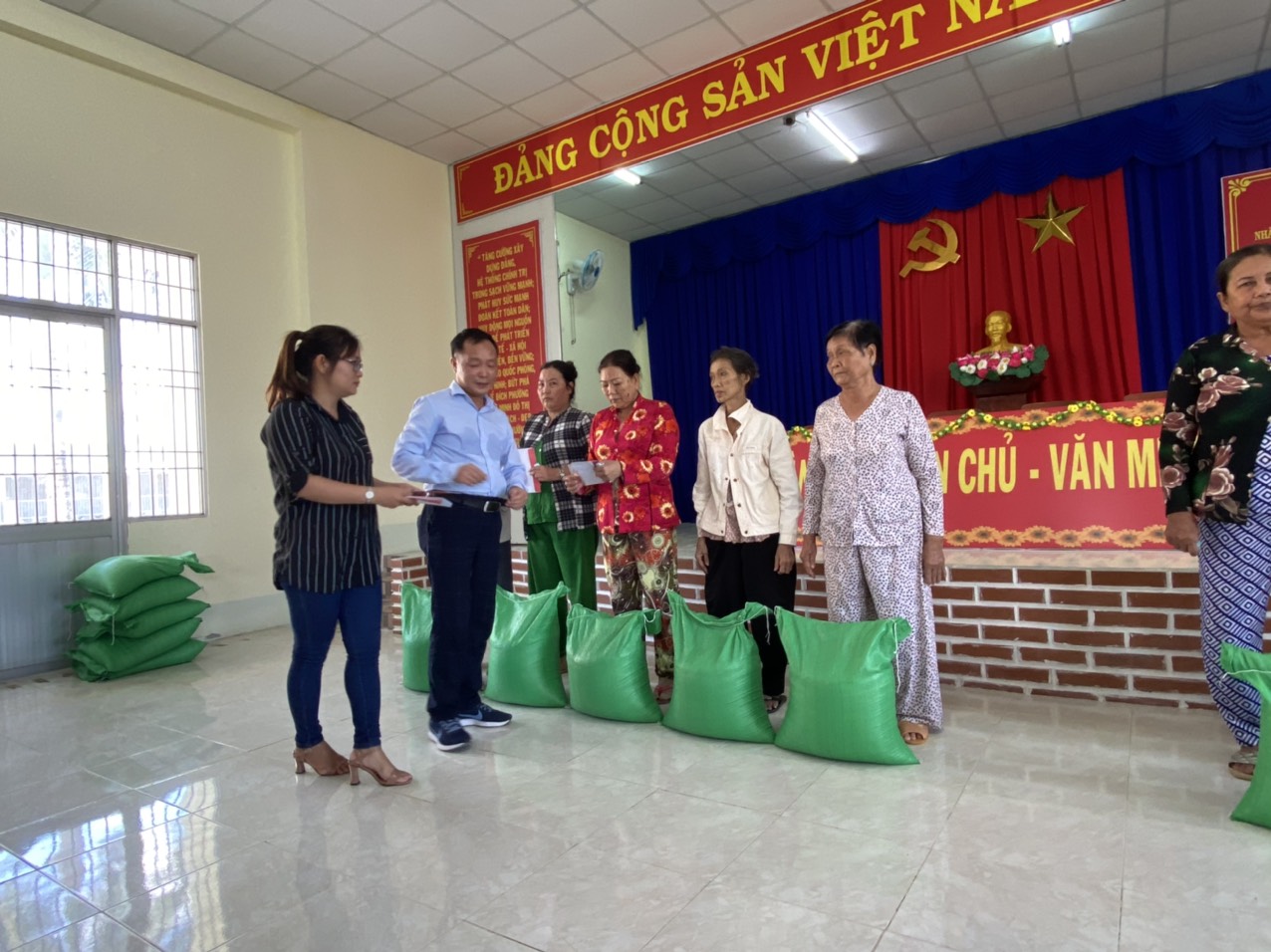 hình trao tặng quà cho bà con phường Láng Tròn, Bạc Liêu
