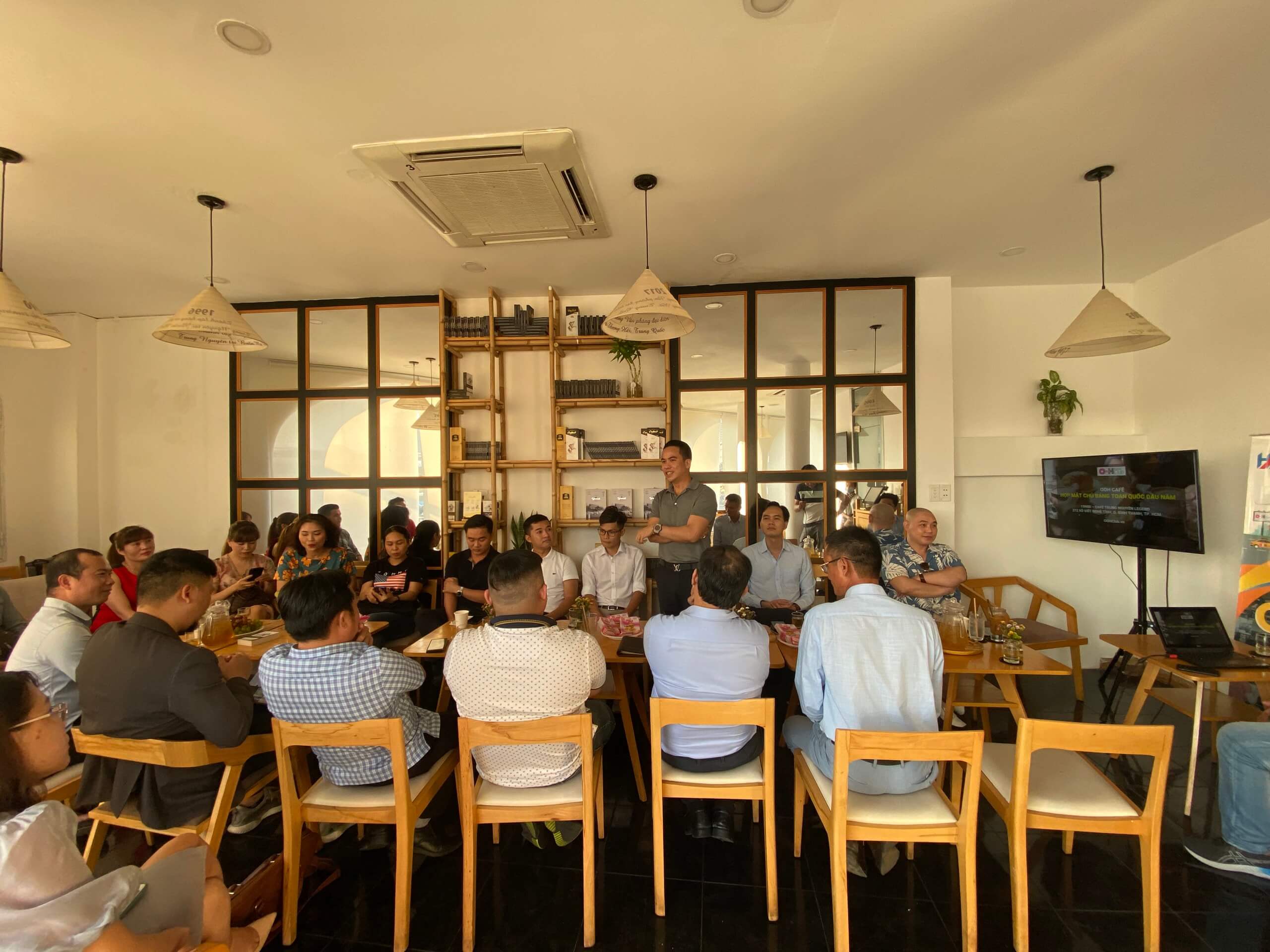 chủ bảng họp mặt
