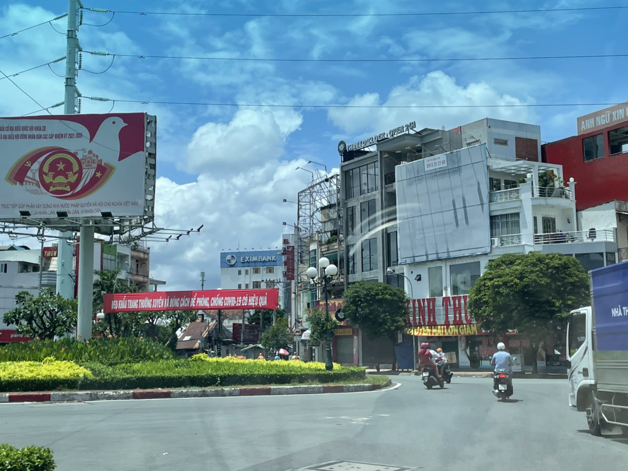 Hồ Chí Minh vẫn khó khăn, bảng quảng cáo chỉ còn khung sắt tại vòng xoay Lê Đại Hành