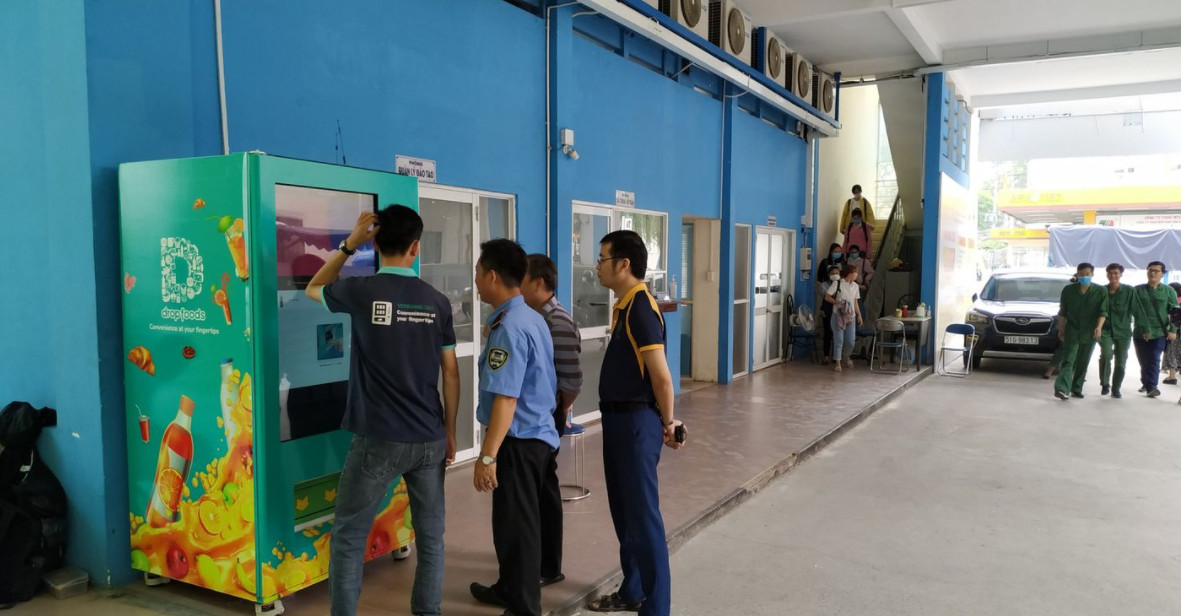 quảng cáo trên máy bán hàng tự động droptfoods