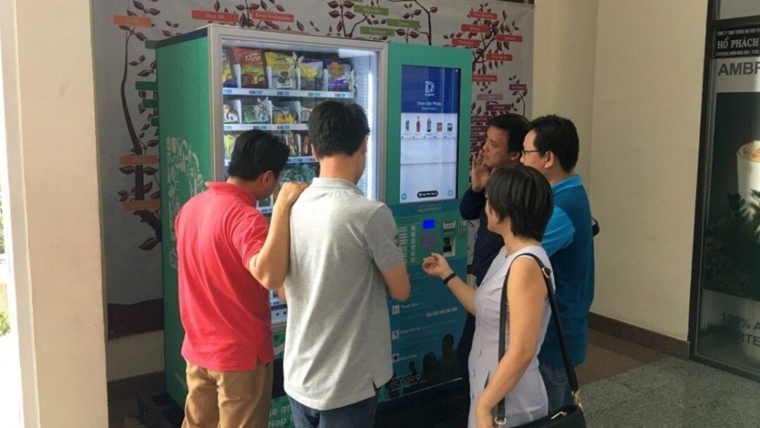  mọi người tương tác với quảng cáo trên máy bán hàng tự động 